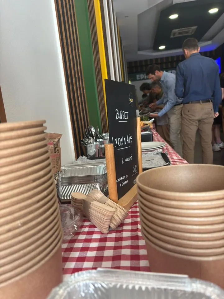 Le buffet, en plein service